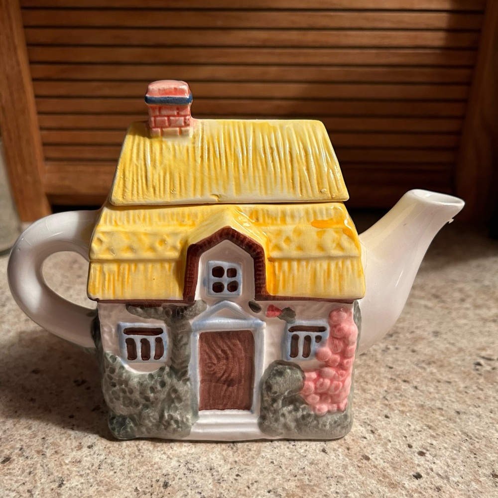 Country Cottage teapot lid thatch roof door handle